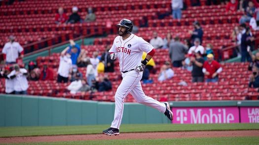 8-7. J.D. Martínez pega jonrón de dos carreras y completa la remontada de Boston ante Toronto