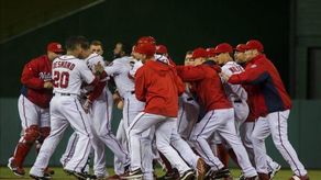 13-12. Uggla impulsa cinco y los Nacionales vencen a los Bravos