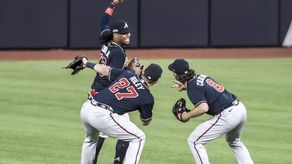 5-1. Bravos ganan el primer partido de la serie con espectadores en las gradas
