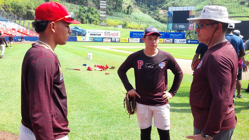 Los derechos Dereck Gómez (izquierda) y Benjamín González (centro) son las dos principales cartas para abrir que tiene el director de Panamá