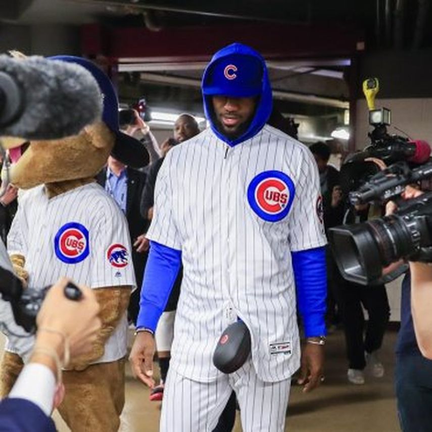 Lebron James cumple su apuesta y llega al United Center con el uniforme de  los Cachorros de Chicago