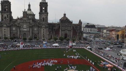 El campo de béisbol en el Zócalo es /histórico/, dice presidente de la Liga