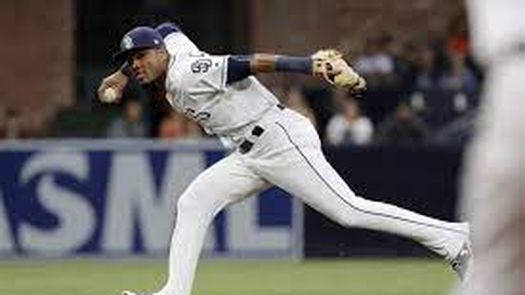 Allen Córdoba con lla organización de los Padres de San Diego.