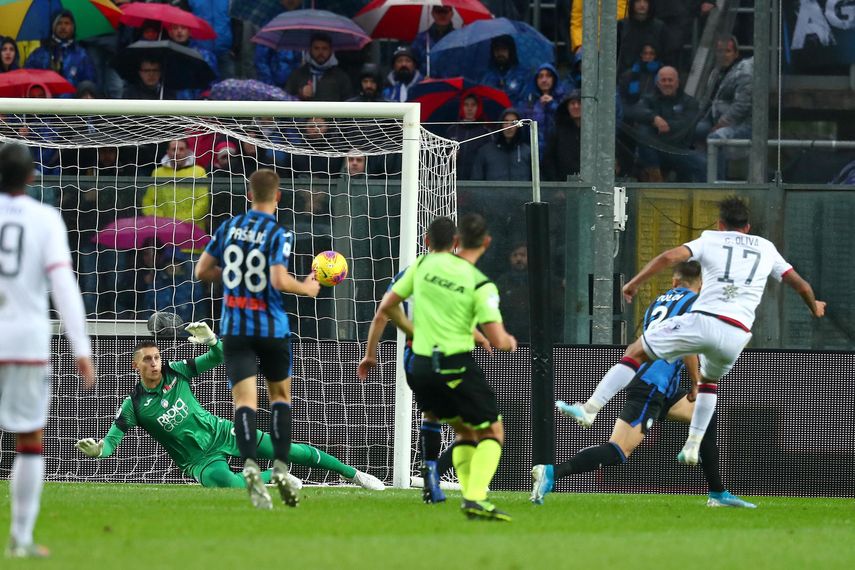 El primer gol del uruguayo Christian Oliva mete al Cagliari en puestos Champions