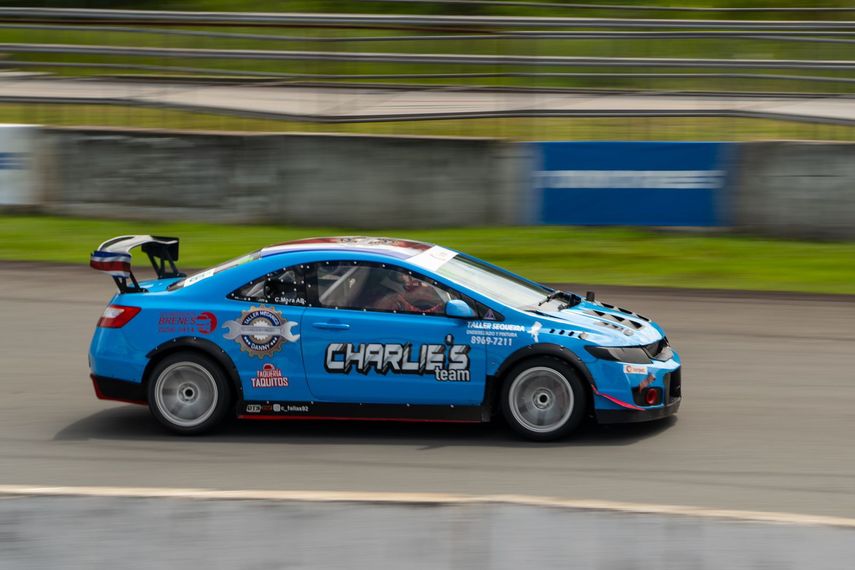 Automóbil en acción durante la tercera fecha del Campeonato Nacional de Automovilismo.