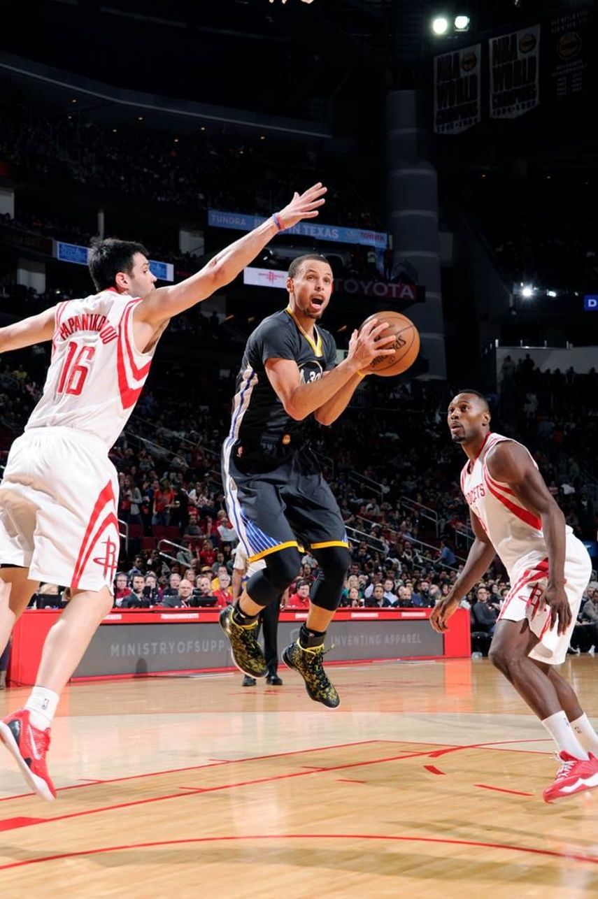 Los Warriors dan una lección a los Rockets