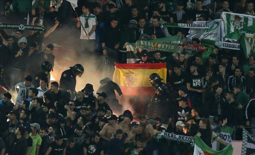 Proponen una multa de 120.000 euros al Sevilla y el Cádiz por favorecer a grupos violentos