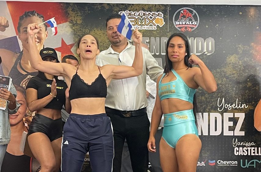 Con una bandera de Panamá en la mano derecha y una de Nicaragua en su mano izquierda