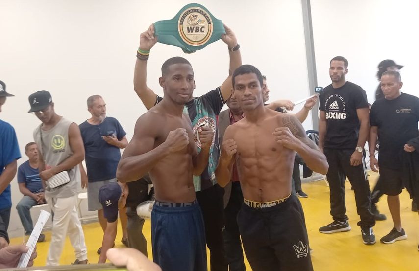 El cubano Pablo Vicente (izq.) y el panameño Ricardo Científico Núñez (der.) posan para los medios tras cumplir con el pesaje oficial para su pleito de este 6 de abril. Foto: Cortesía