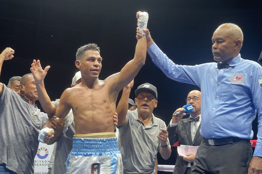 Momentos en el que el árbitro Iván Ballesteros le levanta el brazo izquierdo a Ricardo Científico Núñez tras su victoria sobre el mexicano Jorge Batalla. Foto: Billy Pineda