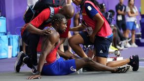 Lyles siendo atentido después de la final de los 200m planos en los Juegos Olímpicos de París 2024.&nbsp;