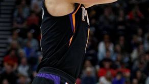 121-100. Booker dirige el ataque contra los Mavericks