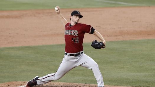 11-5. Clarke domina desde la lomita a los Rockies