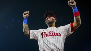 El panameño Edmundo Sosa levanta sus puños en señal de victoria luego de concluido el duelo donde disparó tres jonrones por primera vez en su carrera. Foto: Cortesía/Filis