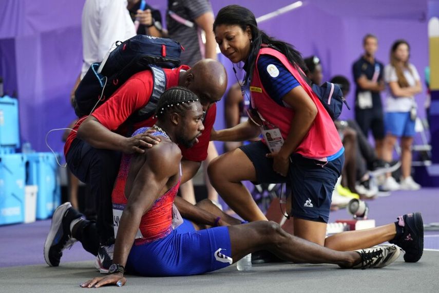 Lyles siendo atentido después de la final de los 200m planos en los Juegos Olímpicos de París 2024.&nbsp;
