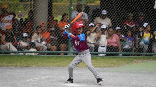 Jugador de los Indios de David al bate durante el partido inaugural de Mini League ÚNICOS Copa El Machetazo 2026.&nbsp;