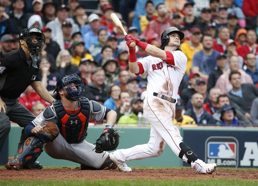 2-0. Benintendi impulsa con un sencillo la victoria de los Reales sobre los Cerveceros