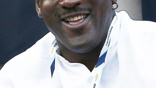 Jordan se emociona al inaugurar clínicas médicas para pobres que él financia