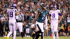 Eagles remontan a los Vikings en un duelo de errores