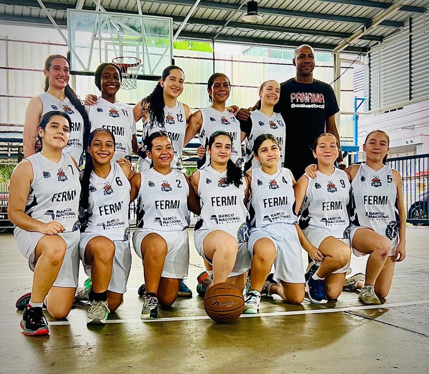 Equipo de la categoría Sub-16 femenina del Instituto Italiano Enrico Fermi.
