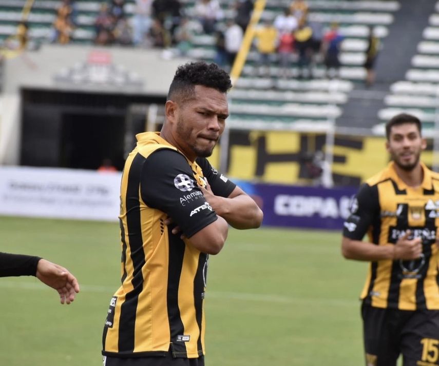 Rolando Blackburn, el héroe del clásico boliviano