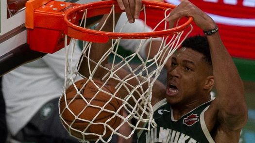 122-118. Antetokounmpo anota 50 puntos ante Jazz en el octavo triunfo seguido de los Bucks