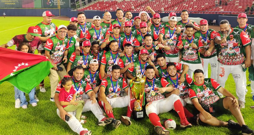 Los integrantes del equipo de Chiriquí que fue dirigido por Carlos Lee III posan con el trofeo de campeones del Béisbol Mayor 2024. Foto: Cortesía/Diomedes Madrigales