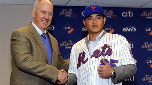 El gerente general de los Mets se desmaya en mitad de una rueda de prensa