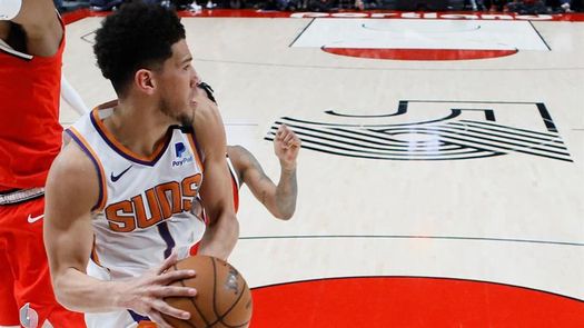 120-111. Ante los Sixers, los Suns amplían racha ganadora liderados por Booker