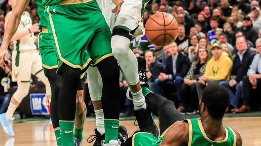 111-98. Antetokounmpo logra triple-doble, marca de 10.000 puntos y triunfo