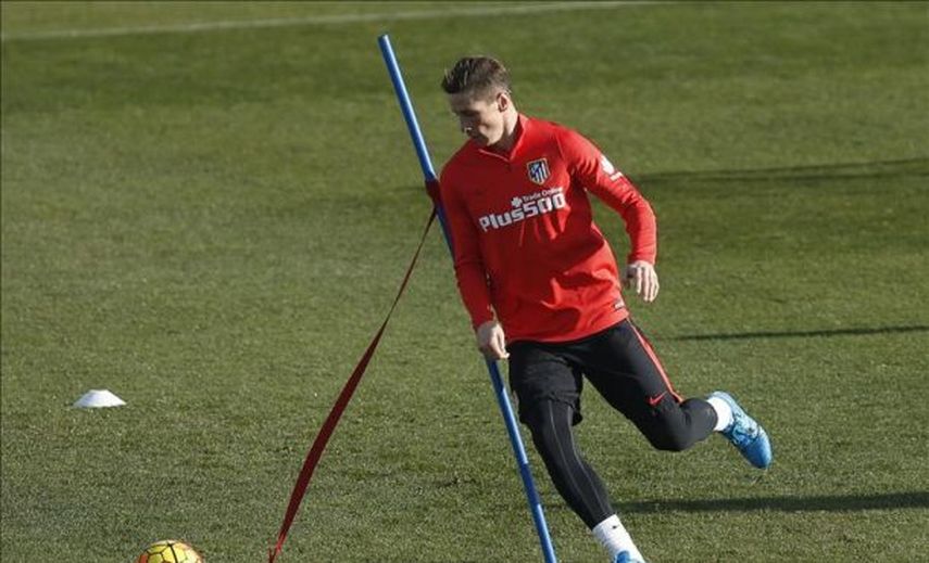 Torres toca balón, remata a portería y ultima su recuperación