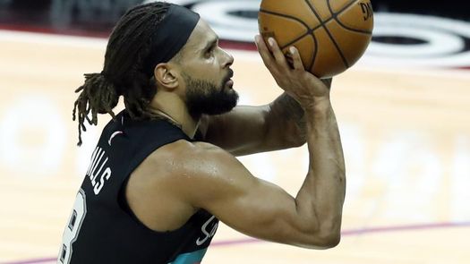 121-101. Spurs, con Mills de líder, logran su victoria más amplia