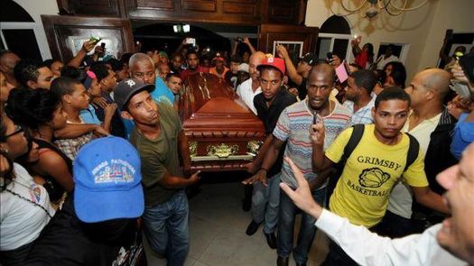 Miles de personas despiden los restos del jardinero dominicano Óscar Taveras