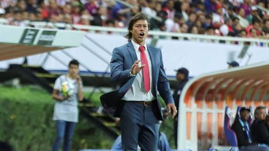 Decenas de aficionados reciben al técnico argentino Matías Almeyda en México