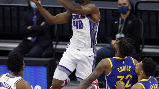 127-122. Barnes y Fox ayudan a Kings a romper racha perdedora