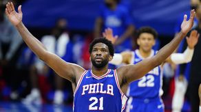 Joel Embiid, la estrella de la noche, levanta las manos en la lucha por el MVP
