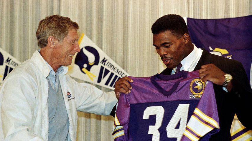 Herschel Walker siendo presentado con los Minnesota Vikings después de uno los trades más infames de la NFL en 1989.&nbsp;