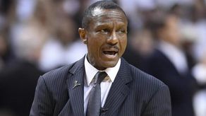 Criticar a los árbitros le costará 25.000 dólares al técnico de los Raptors