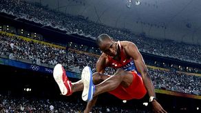 Irving Saladino saltando en los Juegos Olímpicos de Pekín 2008.&nbsp;