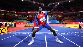 El cubano Lázaro Martínez celebró por todo lo alto la medalla de oro en el triple salto en Belgrado 2022