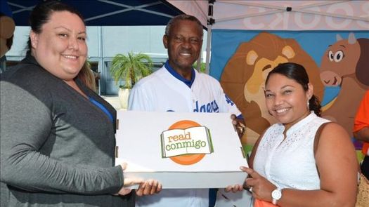 Campaña de lectura bilingüe dona más de 10.000 libros a niños escolares