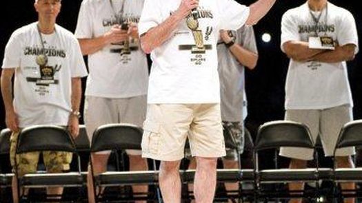 Los Spurs culminan de forma multitudinaria la celebración como nuevos campeones