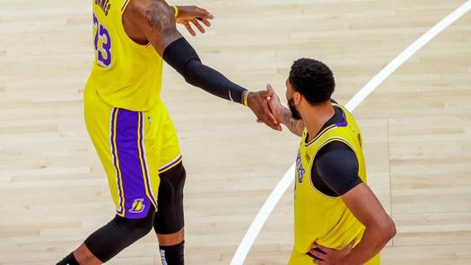 114-93: Los Lakers de un histórico James ahogan a los Nuggets con su defensa