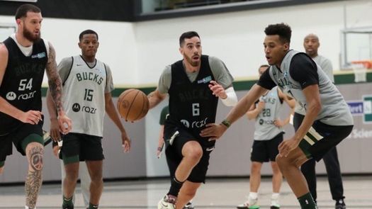 El panameño Iverson Molinar sigue a la espera de minutos con los Bucks en la NBA Summer League