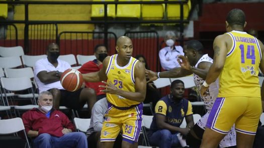 Michael Hicks, de los Correcaminos de Colón, ante la marca de Jonathan King, del Atlético Nacional, en el inicio de las semifinales de la LPB.