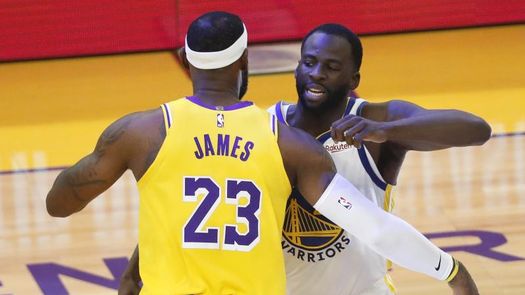 Los Lakers, con James, arrollan a los Warriors