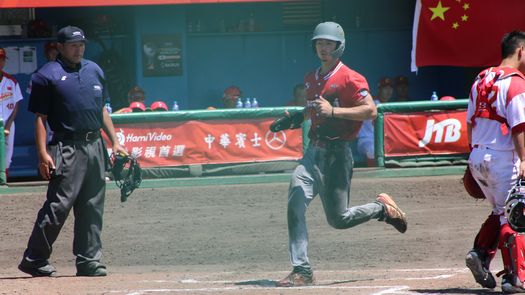 El campocorto William Cutshall piso el plato anotando una de las carreras de Panamá en el duelo contra China Popular en el Mundial U18 de Okinawa, Japón. Foto: Cortesía/Fedebeis