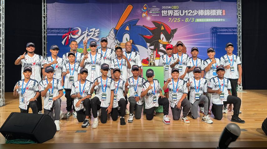 Los peloteros y técnicos del equipo de Panamá posan durante el acto de inauguración del VIII Mundial U12 de Béisbol con sede en Taiwán. Foto: Cortesía/Fedebeis
