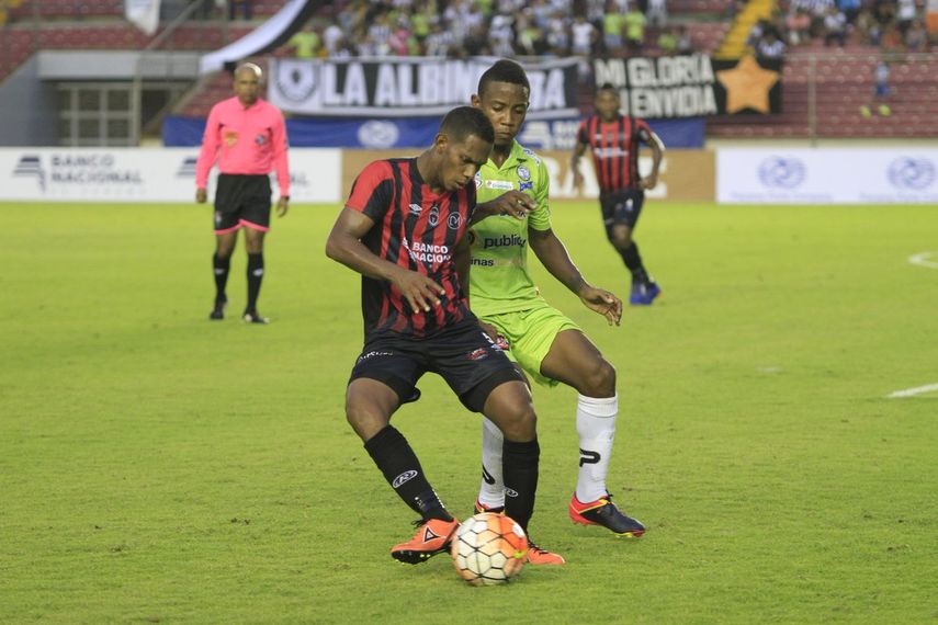 Tauro deja escapar el triunfo pero no se mueve del liderato