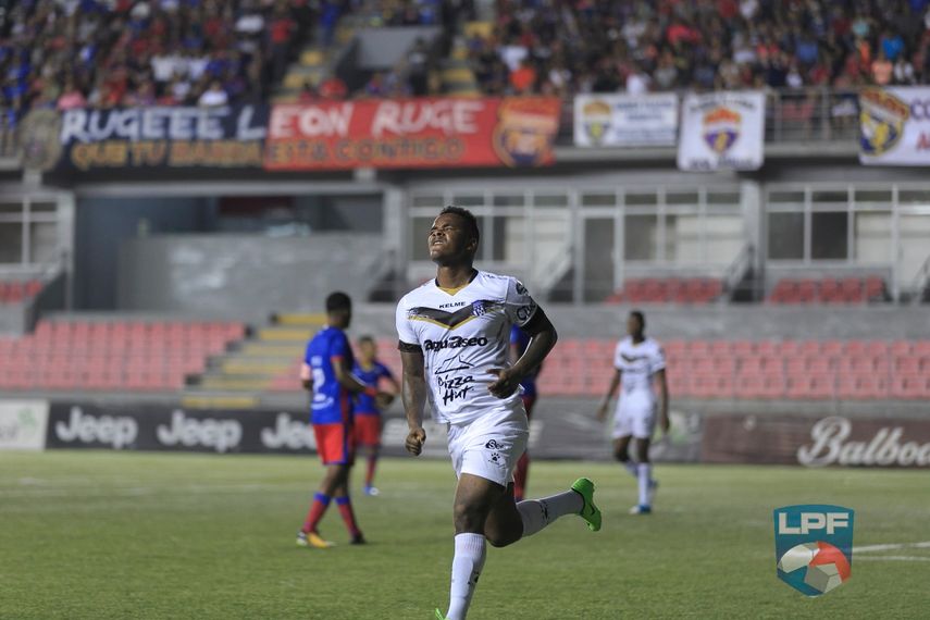 Árabe venció a Plaza y está prácticamente en semifinales.